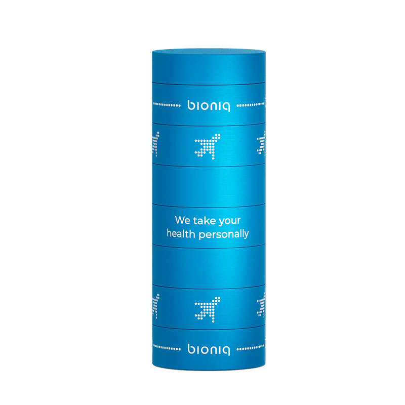 Bioniq GO Reisebehälter in Blau für personalisierte Nahrungsergänzung unterwegs.