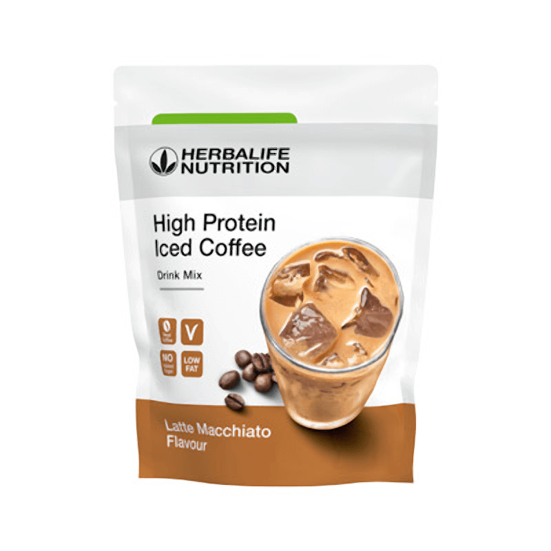 Eiskaffee Latte Macchiato mit hohem Proteingehalt in der Verpackung mit Getränkeglas und Kaffeebohnen.
