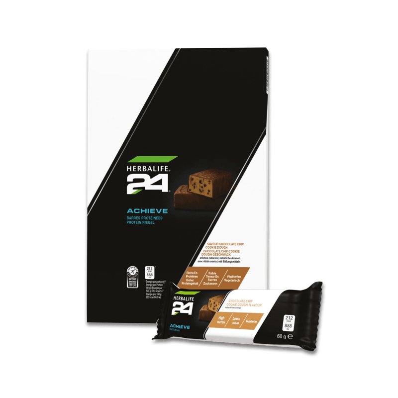 H24 Achieve Protein Riegel Chocolate Chip Cookie Dough Geschmack in Verpackung und Riegel auf einem weißen Hintergrund